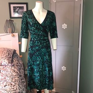 Connected Apparel Size 12 Green and Black V neck